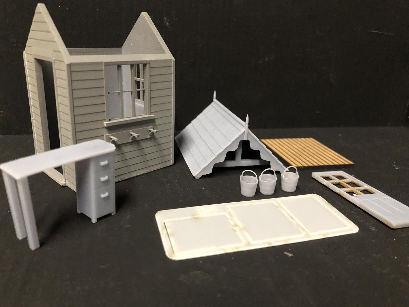 Signal Frame Ground Hut with fire buckets and glazing - 7mm/O-16.5