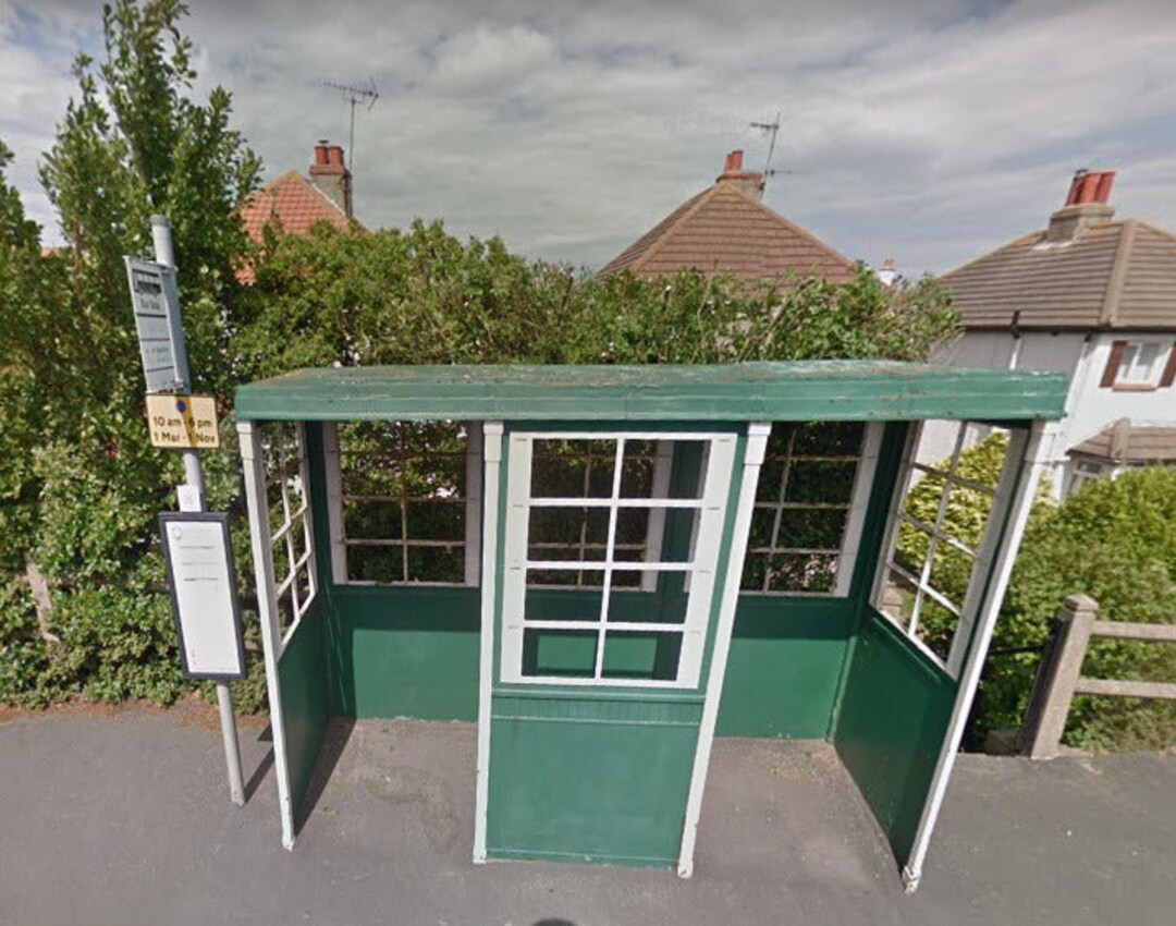 Two Country Bus Shelters And Bus Flags - OO9/OO/HO