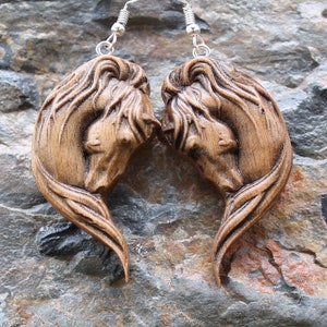 Pendientes de caballo de madera de haya tallada: joyas para amantes de los animales