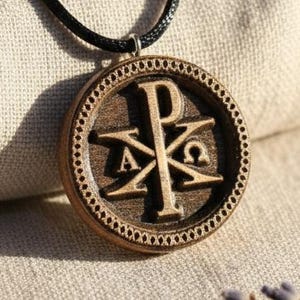 Collier Chi Rho, Pendentif chrétien en bois, Bijoux christogramme, Monogramme du Christ, Cadeau de baptême