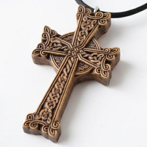 Collier croix celtique irlandaise en bois - cadeau chrétien - pendentif en bois de hêtre - bijoux religieux durables