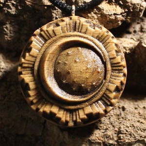 Pendentif céleste en bois