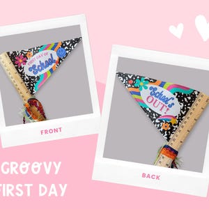 以下が含まれることがあります： 「FIRST DAY OF School」と「School's OUT!」の文字が両面に書かれた三角旗。カラフルなデザインで、定規が付いています。背景は薄いピンク色です。