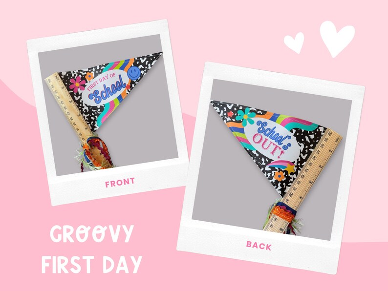 以下が含まれることがあります： 「FIRST DAY OF School」と「School's OUT!」の文字が両面に書かれた三角旗。カラフルなデザインで、定規が付いています。背景は薄いピンク色です。