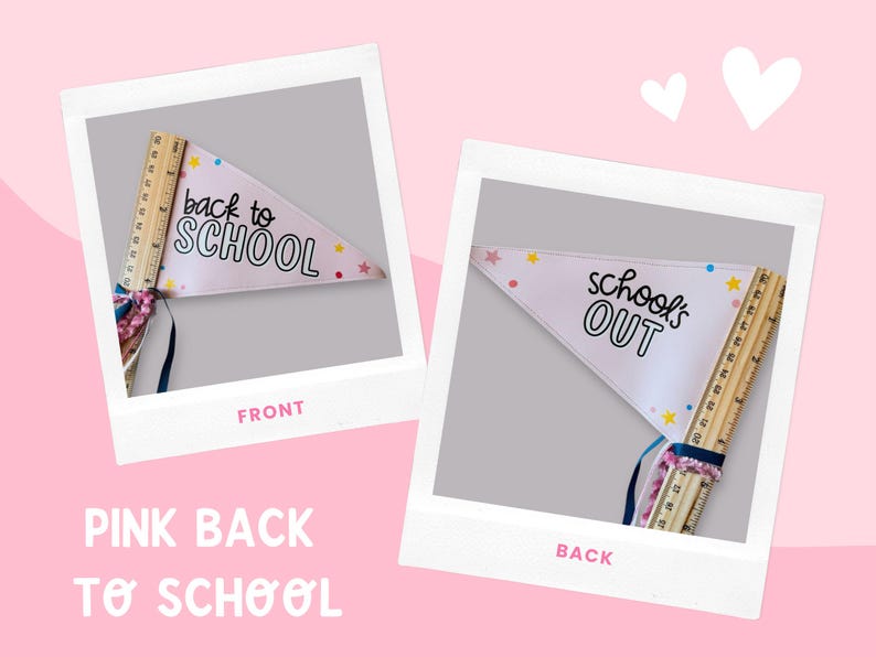 以下が含まれることがあります： 「back to SCHOOL」と「school's OUT」の文字が入ったピンク色のペナントフラッグ。木製の定規に付けられ、カラフルな星とリボンで飾られています。画像はピンク色の背景にあり、2つの白いハートが描かれています。