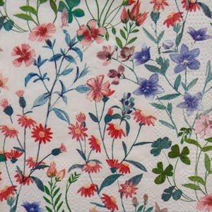 Blumen-Serviette im Vintage-Stil für Decoupage mit roten Gänseblümchen, rosa Wildblumen, lila Glockenblumen, Kleeblättern für Frühlings-DIY-Projekte 26 cm