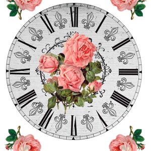 Puede incluir: Una esfera de reloj de estilo vintage con fondo blanco desgastado, números romanos negros y detalles de flor de lis. Rosas rosas con hojas verdes dispuestas alrededor de la esfera. Las palabras "Vintage Paper" están en la parte inferior.