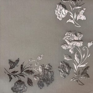 Élégante serviette en papier blanche et argentée pour décoration avec motif floral de roses - Idéale pour le bricolage et les décorations de scrapbooking - 33 x 13 po.