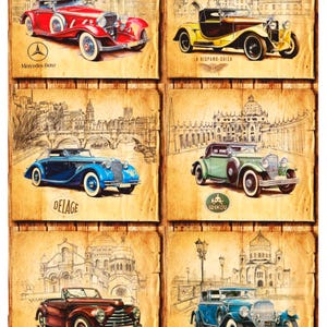 Op de afbeelding: Een collage van vintage auto-illustraties op verouderd papier. De auto's zijn in verschillende kleuren, waaronder rood, geel, blauw en groen, met whitewall-banden. Elke afbeelding toont een ander automodel en merk, zoals Mercedes-Benz en Delage.