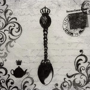 Puede incluir: Una imagen vintage en blanco y negro de una cuchara con una corona en la parte superior. La cuchara está sobre un fondo de una carta manuscrita con un diseño floral en blanco y negro.