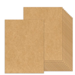 Puede incluir: Una pila de hojas de papel de cartulina rectangulares de color marrón claro. El papel tiene una superficie texturizada y está dispuesto en una pila ordenada, con algunas hojas ligeramente desplazadas. El color es un tono cálido y neutro, adecuado para diversos proyectos de manualidades y papelería.