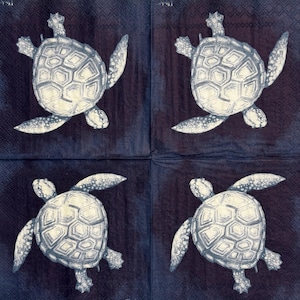 Op de afbeelding: Vier vierkante servetten met een donkerblauwe achtergrond en een herhalend patroon van witte zeeschildpadden. Elke schildpad heeft een gedetailleerd schild en vinnen, wat een nautisch thema creëert. De schildpadden zijn in een symmetrisch patroon gerangschikt.