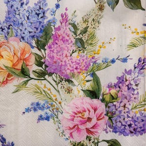 Servilleta floral vintage para decoupage con estampado de rosas, lilas y flores silvestres azules sobre fondo blanco para manualidades y scrapbooking de 13''