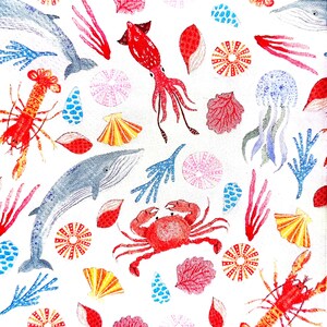 Op de afbeelding: Een witte stof met een herhalend patroon van kleurrijk zeeleven, waaronder rode kreeften, blauwe walvissen, rode inktvissen, rode krabben, blauwe kwallen, diverse schelpen en koraaltakken in de kleuren rood, roze, blauw en geel.