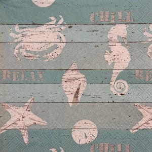 Servilleta vintage de playa con decoupage costero, caballito de mar, cangrejo, concha, estrella de mar sobre madera verde azulado para manualidades de decoración de verano, servilletas de 25 cm con motivos marinos.