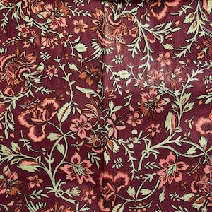 Peut inclure: Motif floral bordeaux avec des fleurs et des feuilles stylisées dans les tons rose, pêche et crème. Le design est dense et complexe, avec une esthétique vintage. L'effet global est une richesse de couleurs et d'art détaillé.