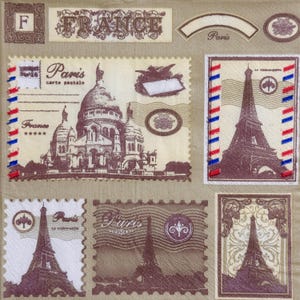 Op de afbeelding: Een collage van postzegels en labels in vintage-stijl met Parijse thema's. De postzegels tonen de Eiffeltoren en de Sacré-Cœur Basiliek, met tekst als "France" en "Paris". Het kleurenpalet bestaat voornamelijk uit sepiatinten met rode, witte en blauwe accenten.