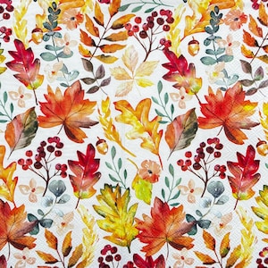 Puede incluir: Fondo blanco con un patrón repetido de hojas de otoño, bayas y flores en tonos rojos, naranjas, amarillos y verdes. El diseño incluye hojas de arce, bellotas y delicados elementos florales.