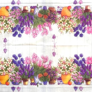 Puede incluir: Una servilleta de papel con un patrón repetitivo de flores en macetas, incluyendo tulipanes rosas, alliums morados y narcisos amarillos. El diseño presenta macetas naranjas y marrones, pequeños corazones morados y un fondo blanco con líneas.