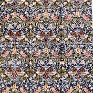 Op de afbeelding: Een patroon van vogels, bloemen en bladeren in rood, groen, cr&egrave;me en blauw. Het symmetrische ontwerp toont vogels tussen gestileerde bloemen- en bladvormen, waardoor een decoratieve stof ontstaat.