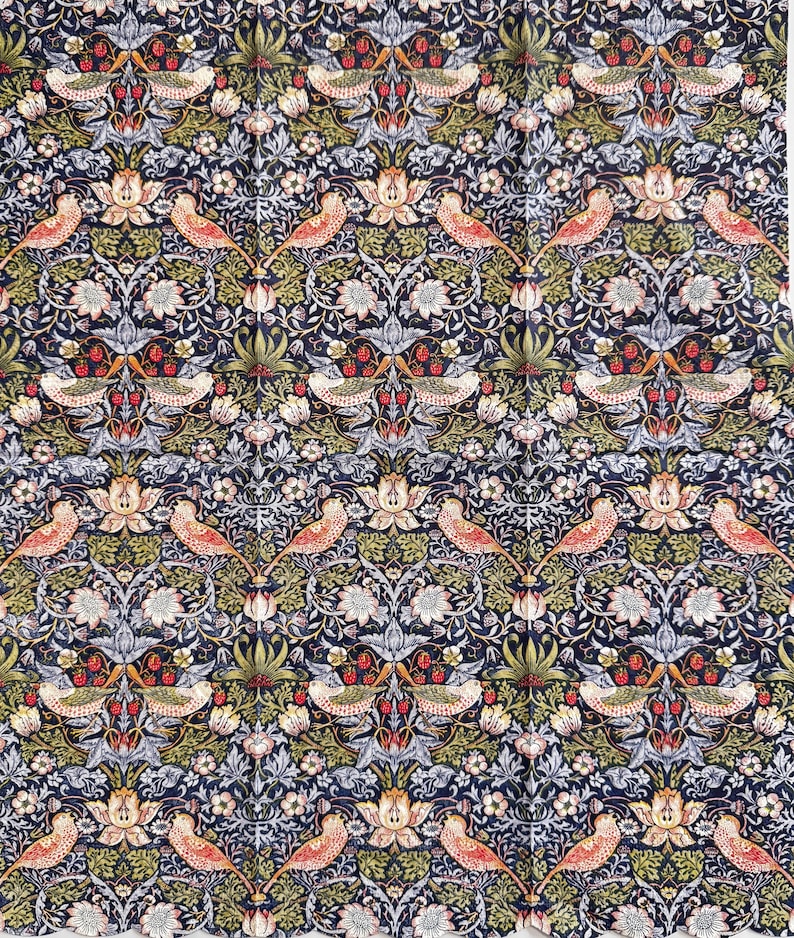 Op de afbeelding: Een patroon van vogels, bloemen en bladeren in rood, groen, cr&egrave;me en blauw. Het symmetrische ontwerp toont vogels tussen gestileerde bloemen- en bladvormen, waardoor een decoratieve stof ontstaat.