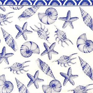 Op de afbeelding: Een wit papieren servet met een herhalend patroon van blauwe inktillustraties van diverse schelpen en zeesterren. De bovenrand is voorzien van een decoratieve rand met een reeks blauwe halfronde bogen en horizontale lijnen.