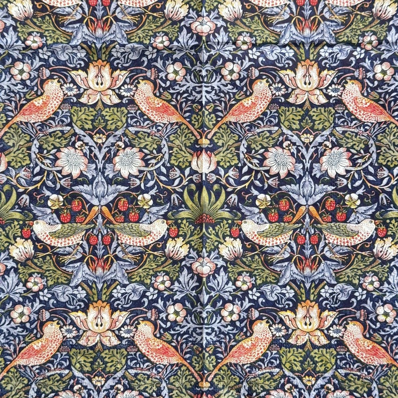 Op de afbeelding: Een herhalend stofpatroon met vogels, bloemen en bladeren op een donkerblauwe achtergrond. Het ontwerp bevat oranje vogels, witte bloemen en groen gebladerte, waardoor een rijk en ingewikkeld textielpatroon ontstaat.