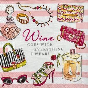 Op de afbeelding: Een decoratief servet met een roze en witte gestreepte achtergrond toont illustraties van modeaccessoires. Deze omvatten handtassen, sieraden, zonnebrillen, parfum en schoenen met hoge hakken. De tekst "Wine goes with everything I wear!" is ook aanwezig.
