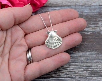 Sterling Silver Womens 1mm Mini Ridged Pecten Scallop Seashell Mollusk Pendant Necklace Sterling Silver Womens 1mm Mini Ridged Pecten Scallop Seashell Mollusk Pendant Necklace