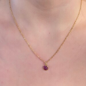Roher Rubin Juli Geburtsstein Halskette • Winzige Natürliche Edelstein Halskette • 40. Jahrestag Stein • Krebs Sternzeichen Schmuck • Rohes natürliches Birthstone Geschenk