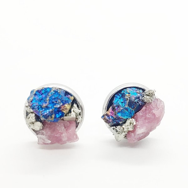 aretes de turmalina rosa en bruto y bornita "mineral de pavo real" • tachuelas grandes con múltiples piedras de 1/2" • acero hipoalergénico