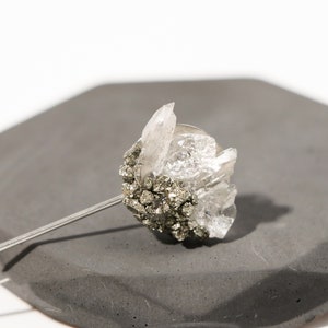 Pin de solapa de acero de cuarzo crudo / Pin de palo de piedra preciosa / Regalo de novio / Accesorio de traje único / Regalo de padrino junior / Idea de regalo oficiante