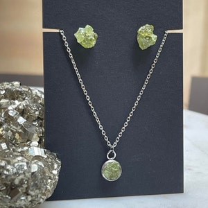 Peridot August Geburtsstein Geschenkset • Zierliche Halskette & Ohrstecker • 16th Anniv Geschenk • Löwe Sternzeichen Geschenk • Natürlicher Edelstein Schmuck