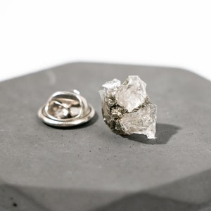Tack de corbata de acero de cuarzo crudo / alfiler de corbata / perno de camisa / regalo portador de anillo / padrino de boda junior / regalo de novia / accesorio único de traje de piedra cruda