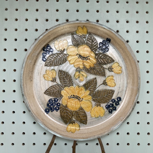 Studio pottery decorative botanical round plate Geraldine Trayhorne