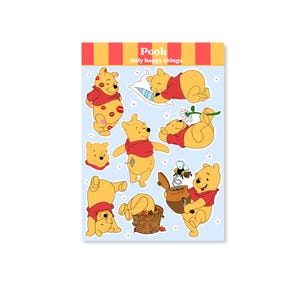 Könnte beinhalten: Ein Stickerbogen mit Winnie Puuh in verschiedenen Posen auf hellblauem Hintergrund mit kleinen weißen Blumen. Die Kopfzeile hat rote und gelbe Streifen mit dem Text Pooh Only happy things. Puuh trägt in jeder Abbildung ein rotes Oberteil.