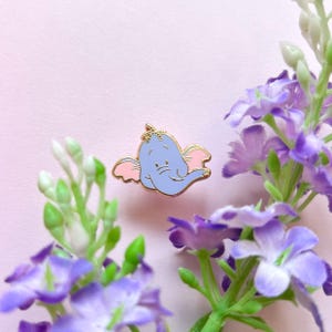 Puede incluir: Juego de tres tazas de cerámica con acabado moteado y mate. Las tazas son de color crema, marrón claro y marrón oscuro. Cada taza tiene un diseño simple y minimalista.