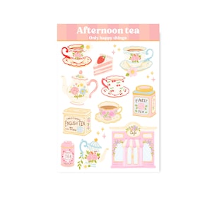Può includere: Un foglio di adesivi intitolato Afternoon tea Only happy things con illustrazioni di tazze da tè, teiere, una fetta di torta alle fragole, barattoli di tè con le etichette Traditional English Tea e Finest Tea e un caffè rosa con fiori.