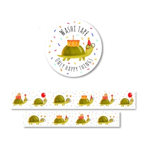 Peut inclure: Ruban washi avec une tortue verte portant un chapeau de fête et des lunettes, portant un gâteau d'anniversaire. Le ruban a un fond blanc avec des confettis colorés. Le texte "Washi Tape Only Happy Things" est sur le ruban.