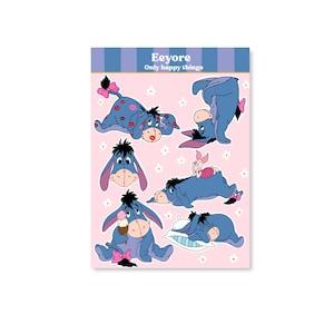 Puede incluir: Una hoja de pegatinas con Eeyore de Winnie the Pooh en varias poses. Las pegatinas son azules, rosas y blancas, con el texto "Eeyore Only happy things" en la parte superior. El fondo es rosa con pequeñas ilustraciones de flores blancas.
