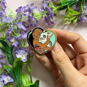 DISNEY INSPIRED PIN / hugging friends pin Moana and Pua - onlyhappythings