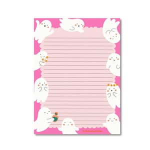 Puede incluir: Bloc de notas rosa con líneas y borde festoneado, con fantasmas de dibujos animados. Los fantasmas blancos tienen caras sencillas y están colocados en los bordes. El texto "Onlyhappythings" está impreso en la parte inferior.