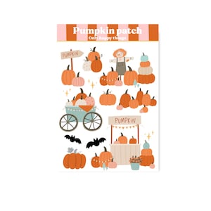 Op de afbeelding: Een stickervel met de titel Pumpkin patch Only happy things met diverse illustraties van oranje en pastelkleurige pompoenen, een houten kar, een vogelverschrikker, een pompoenkraam en zwarte silhouetten van vleermuizen op een witte achtergrond.