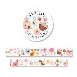 Op de afbeelding: Een witte washi tape set met een ronde sticker met een strandthema. De sticker zegt "Washi Tape Only Happy Things" en bevat illustraties van een zandkasteel, kokosnoot en aardbeien. De tape heeft een herhalend patroon van strandgerelateerde afbeeldingen.