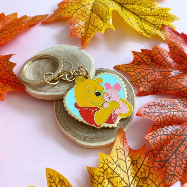 llavero de esmalte inspirado en disney / Winnie the Pooh piglet castle disneyland disneyworld / onlyhappythings