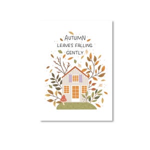 Op de afbeelding: Een witte rechthoekige print met een illustratie van een huis met een rood dak, omringd door herfstbladeren en bladeren. De tekst "AUTUMN LEAVES FALLING GENTLY" staat boven het huis. De illustratie heeft een warme uitstraling.