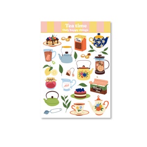 Op de afbeelding: Een stickervel met illustraties over thee. Bevat theepotten, theekopjes, theedozen, cakes, citroenen en theezakjes. De tekst "Tea time, Only happy things" staat bovenaan. Het kleurenpalet omvat geel, blauw, groen en rood.