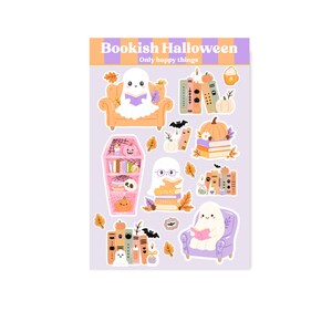 Könnte beinhalten: Ein Stickerbogen mit der Aufschrift Bookish Halloween Only happy things mit Illustrationen von geisterhaften Figuren, die in Sesseln lesen, Bücherstapeln mit Kürbissen, einem sargförmigen Bücherregal, Fledermäusen und herbstlichen Blättern in Orange und Lila.