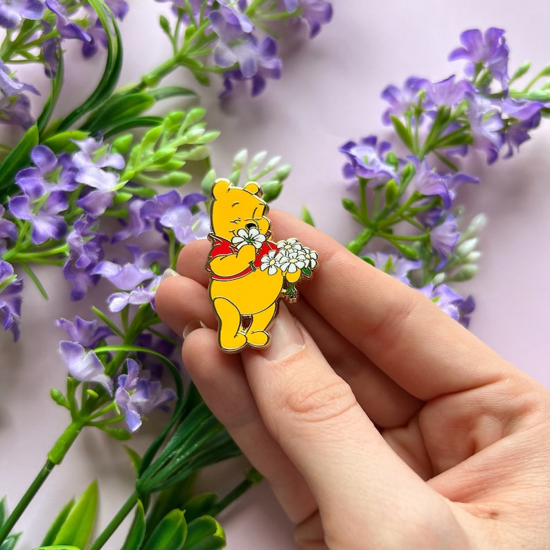 PIN INSPIRÉ DE L'OURSON / Fleur de marguerite Disney Winnie l'ourson émail dur Disneyland Disneyworld / onlyhappythings image 1