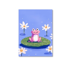 Op de afbeelding: Een grillige illustratie van een roze kikker met een witte buik, zittend op een groene waterlelie. De kikker heeft grote, ronde ogen en een glimlachende uitdrukking. Witte bloemen met gele centra zijn verspreid rond de waterlelie in een blauwe vijver.